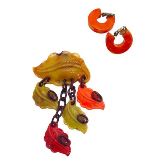 BAKELITE Vintage Tangerine Cherry Chartreuse Golden Bakelite Leaf Tassle Brooch - Picture 1 of 11